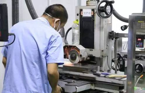 爱游戏注册：吹塑模具的根本结构及作业原理是怎样